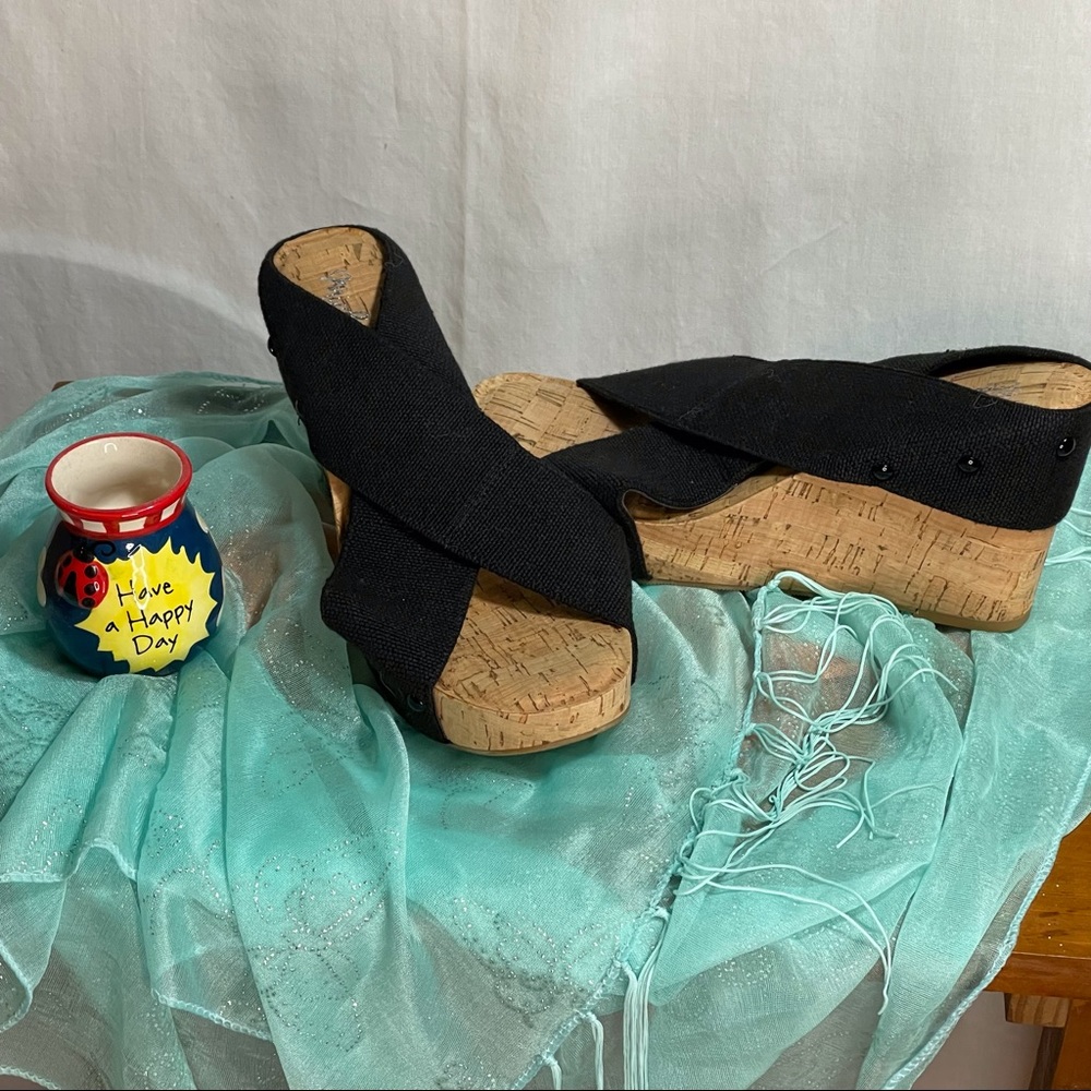 MICHELLE D crisscross wedge SZ 7 NWOT